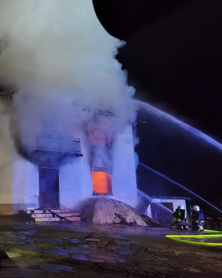 Ob 23.30 zagorela mansarda hiše