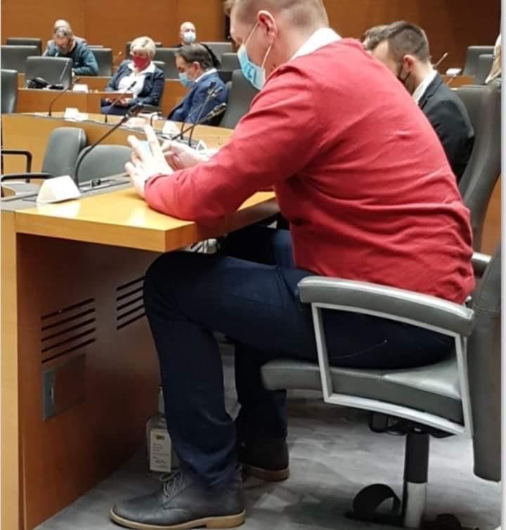 FOTO: Kaj v parlamentarni dvorani pod mizo skriva poslanec