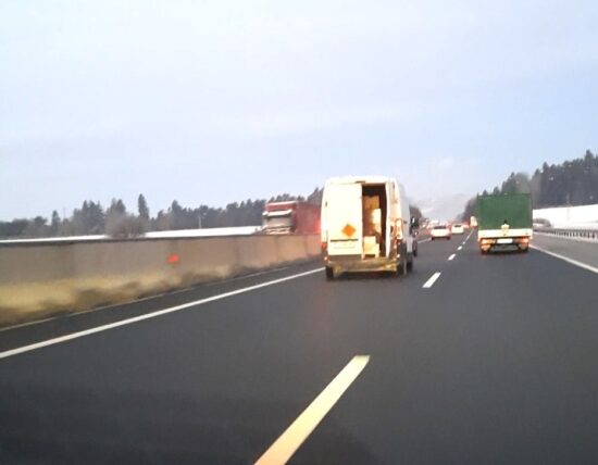 FOTO: Na avtocesti prevažal 800 kilogramov eksploziva, posledice bi lahko bile grozovite