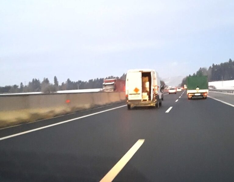 FOTO: Na avtocesti prevažal 800 kilogramov eksploziva, posledice bi lahko bile grozovite