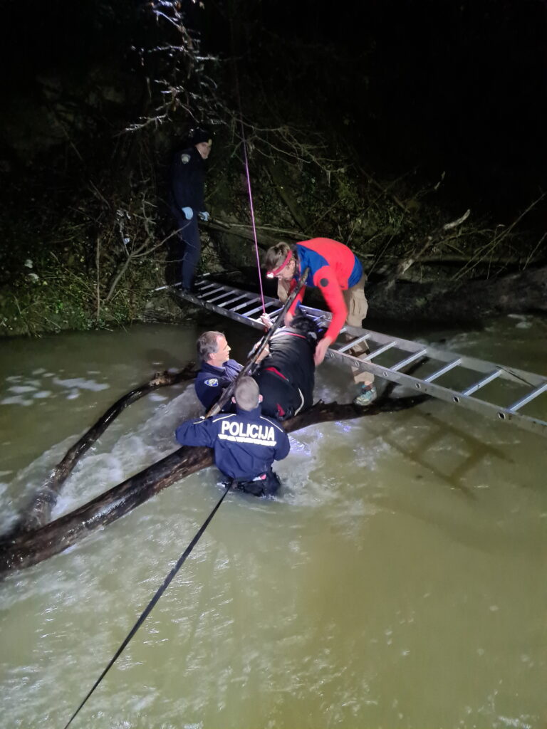 Mama se je držala za drevo, hčerko (10) odnesel tok, niso jo našli