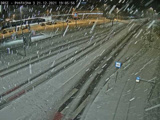 FOTO: Sneži, Dars opozarja, da se oprijemlje cestišča