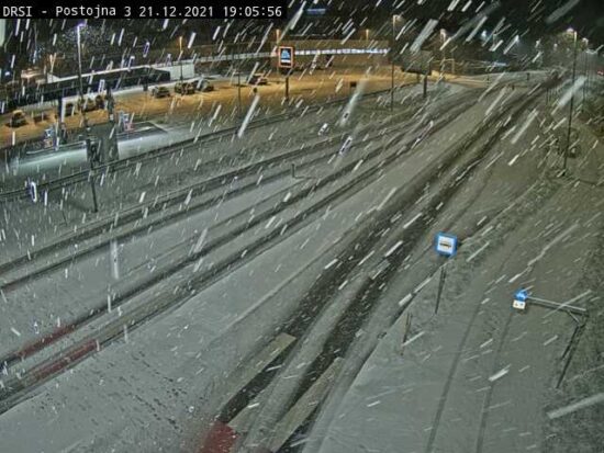 FOTO: Sneži, Dars opozarja, da se oprijemlje cestišča