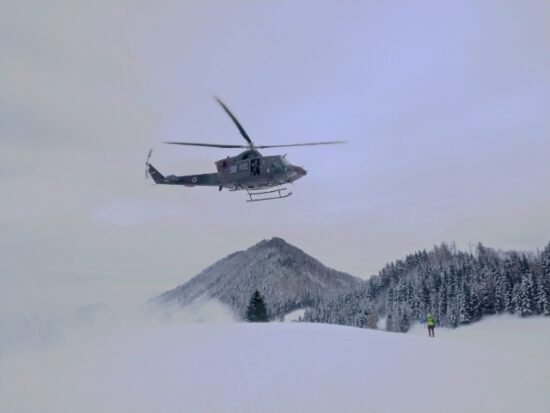 S smučarjem tako hudo, da so morali na pomoč s helikopterjem