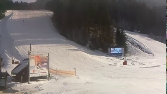 Starš in otrok sta se na smučišču zgrešila