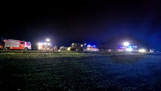 Ob 21.18 v nesreči osebnega s kombiniranim trije poškodovani