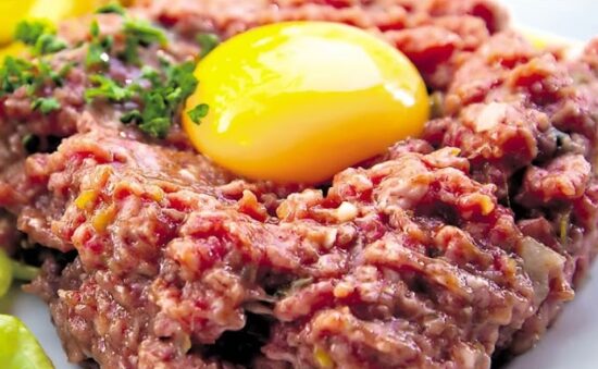 V tem slovenskem kraju zaradi bifteka prišlo do množične zastrupitve