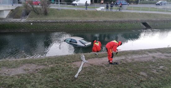 Avto drsel proti reki, voznik ga je skušal ustaviti, skupil jo je