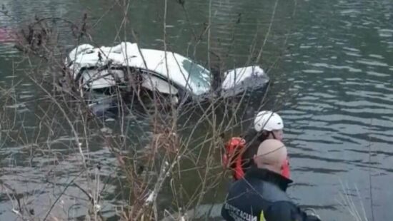 Štiri dekleta pristale v reki! Eno je umrlo, dve v bolnišnici, eno pa še iščejo