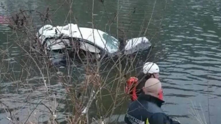 Štiri dekleta pristale v reki! Eno je umrlo, dve v bolnišnici, eno pa še iščejo