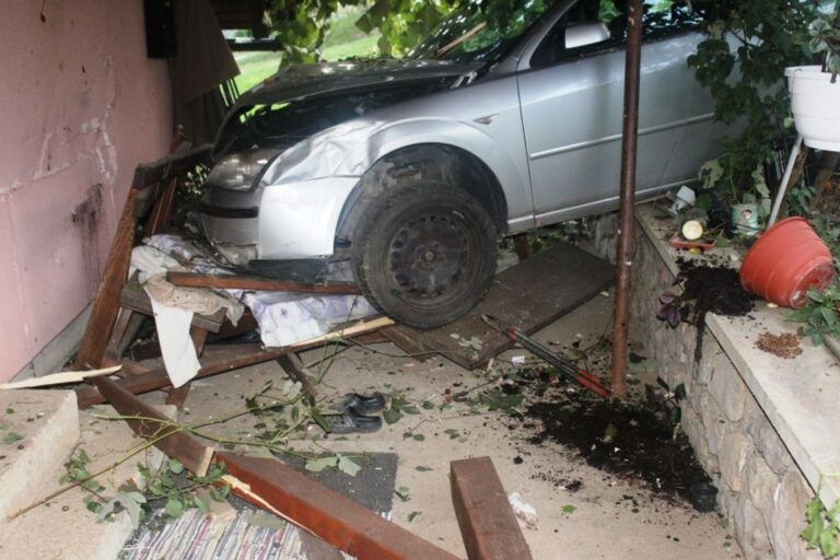 Sredi noči avto v stanovanjsko hišo, tri so odpeljali