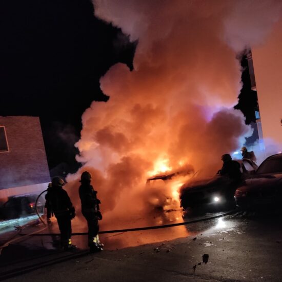 Ob 3.01 izbruhnil požar, pogoltnil tri cisterne za gorivo in tri vlačilce s priklopniki