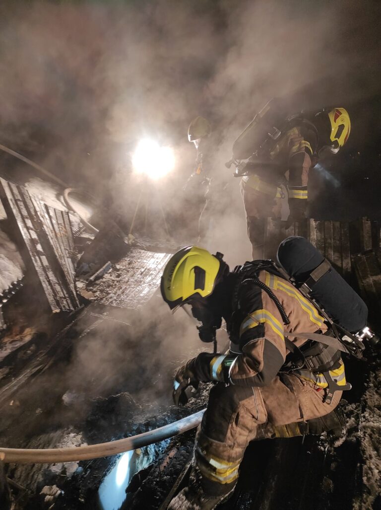 Grozljivka zaradi klimatske naprave, stanovanje je zgorelo