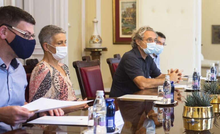 Sindikalna ekipa, ki je udarila proti povišanju plač zdravnikom, epidemije očitno ne priznava