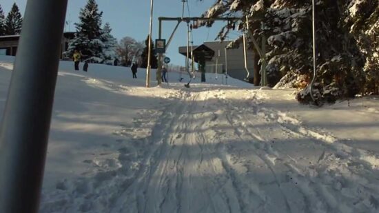 Na Hočkem Pohorju s snežnim plugom potiskal moškega in to 20 metrov