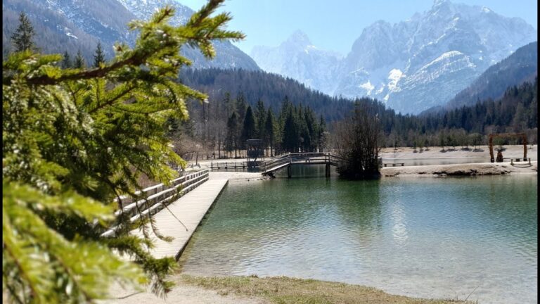 Otrok v otroškem vozičku končal v Blejskem jezeru