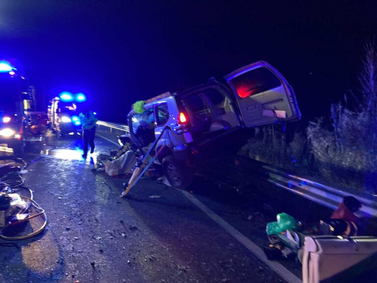 Na avtocesti v beton, vozilo pristalo na ograji