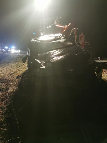 Tragičen konec vikenda: Policija sporoča, da sta bili med usodno vožnjo v avtu odrasli osebi