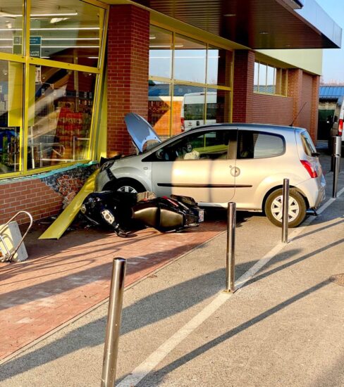 FOTO: Avto v trgovino, dva odpeljal rešilec