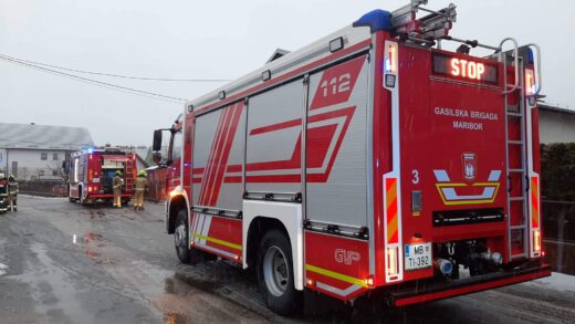 Iz jaška tovarne v potok stekla neznana snov