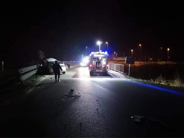 Ob 2.35 v ograjo, z vozilom se je obrnil na streho