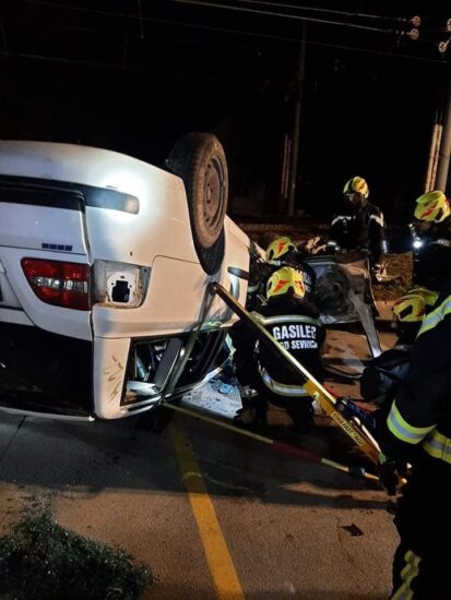 Avto na strehi, voznico sta odpeljala starša