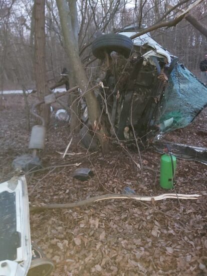 FOTO: Zletel s ceste in podrl več dreves! Voznika pa nikjer