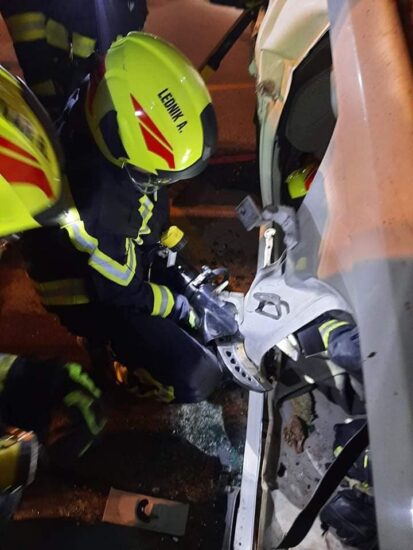 7 minut čez polnoč v bližini avtocestnega izvoza iz pločevine rezali potnika