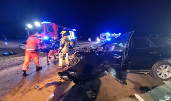 FOTO: 21-letnik izgubil oblast nad vozilom, trije so ostali ukleščeni v vozilih