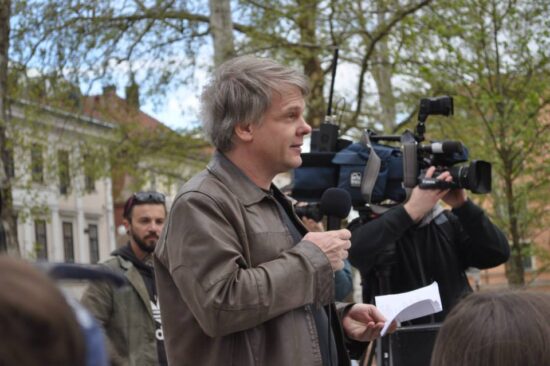 Levica ga je porivala na RTV Slovenija, zdaj poziva na ulice