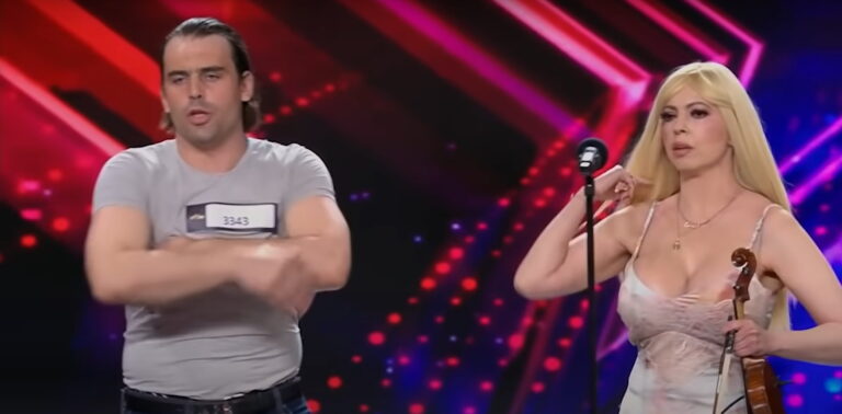 VIDEO: Talent Roman, ki je z golimi rokami ubil 67-letnico, se je v šovu spravil tudi na žirantko