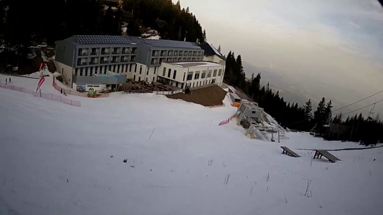 Smučarska nesreča na Golteh, s sedemletnico je hudo