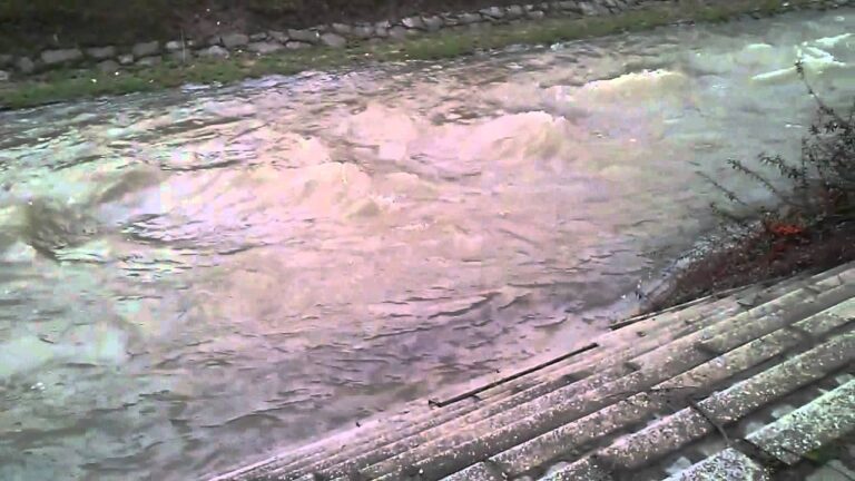 Pozor, opazili iztekanje neznane nevarne snovi v to slovensko reko