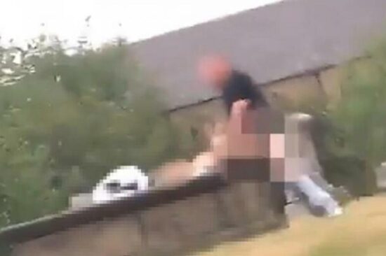 VIDEO +18: To sta počela sredi pokopališča, dekle položil na spomenik, potem pa …