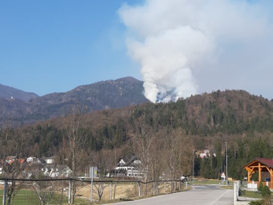 Trije gasilci poškodovani, policisti prebivalce pozivajo, da zaprejo okna