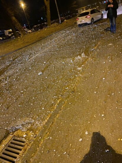 FOTO: V Zagrebu ponoči glasen pok, v tleh luknja, našli ostanke nečesa letečega z napisi v cirilici