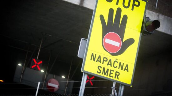 Na obvoznici bi lahko prišlo do tragedije, pijan kot čep vozil v napačno smer