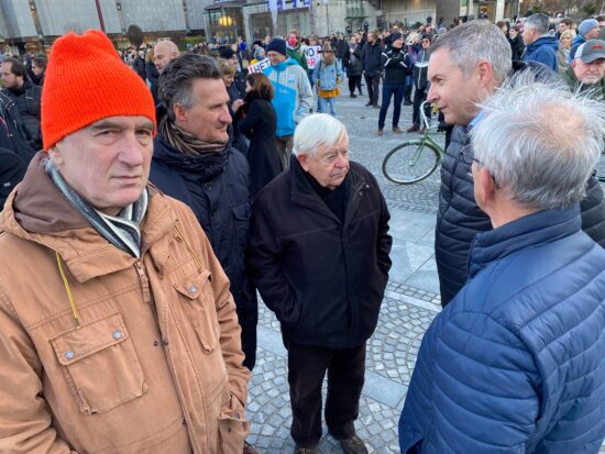 Razvpita ekipa, za katero dela Jonas Žnidaršič: v službi tajkunov, tudi prodajalca orožja