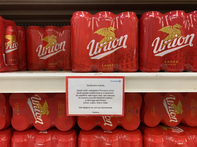 V tople dni brez piva? Pri znanem trgovcu obveščajo, katerih pijač ne prodajajo, ker ščitijo kupno moč strank
