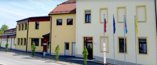 Prometna nesreča v bližini OŠ, gre za hude poškodbe