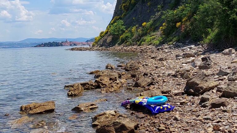 Pri Belih skalah našli dvoje trupel v razmahu nekaj ur