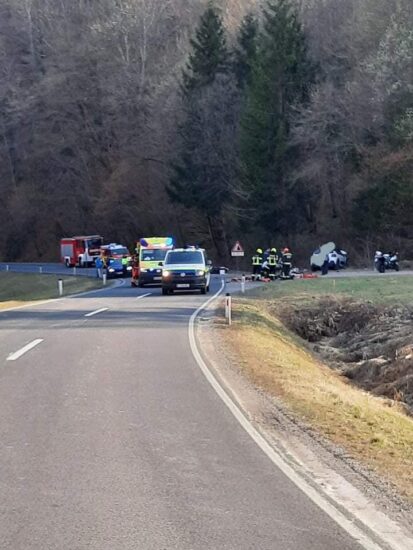 FOTO: Huda motoristična nesreča, s helikopterjem po dve osebi