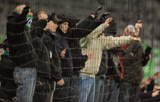 Kaj se je dogajalo v Ljudskem vrtu!? Na policisti vrgel panel prenosne kovinske ograje