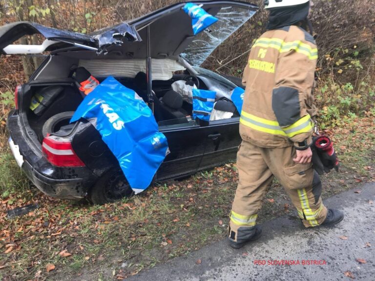 Eno vozilo odbilo iz cestišča, drugo se je prevračalo po njivi