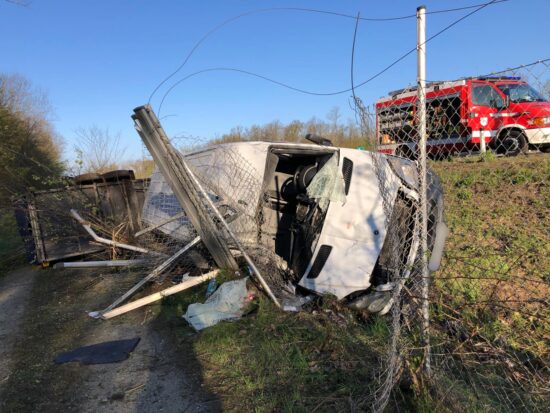 FOTO: Kombi zletel iz avtoceste, to so posledice