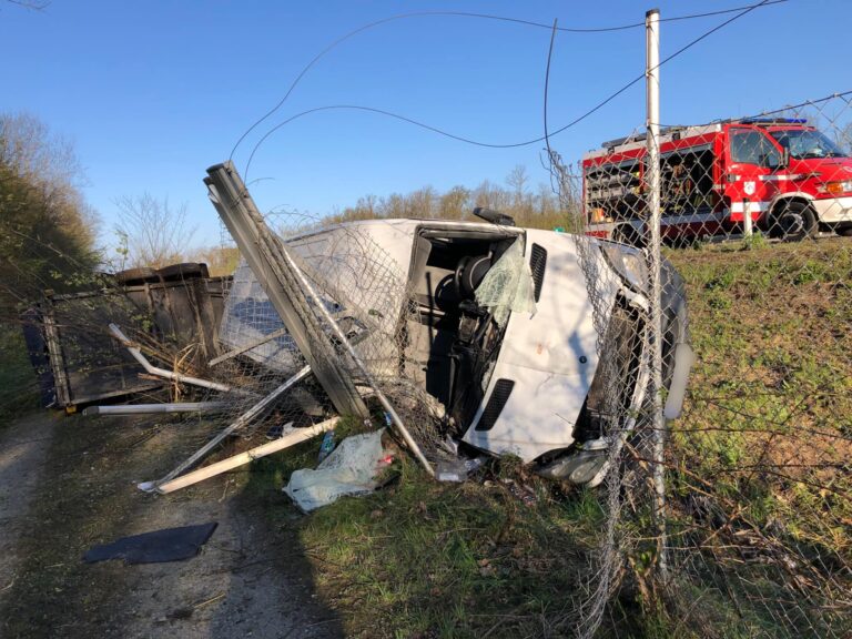 FOTO: Kombi zletel iz avtoceste, to so posledice