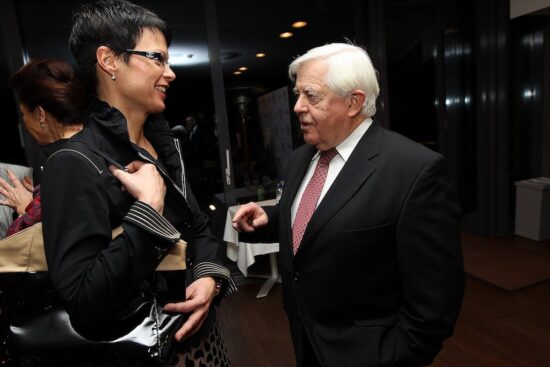 Skoraj milijonski posel Golobove Marte Kos s kupcema iz davčne oaze