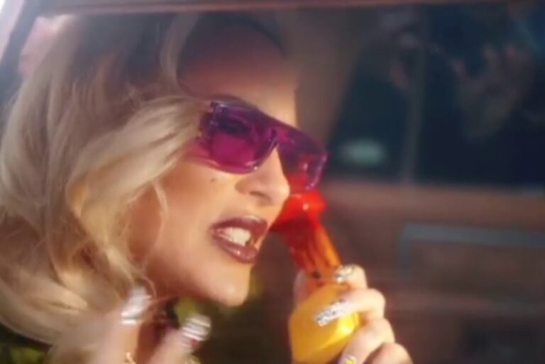 FOTO: Slovenska pevka takoj prenehala peti, oboževalce zgrabila panika!