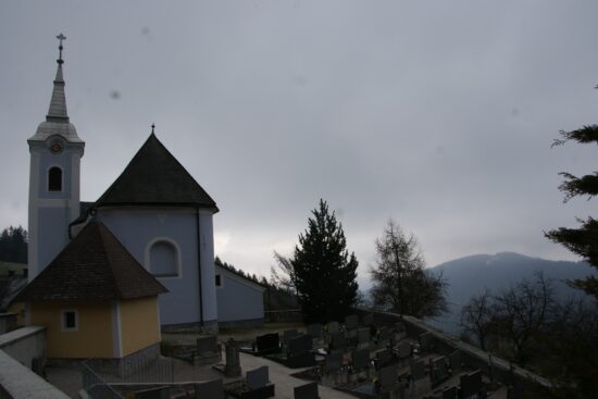 Odšla na pokopališče, lastni avto jo je povozil do smrti