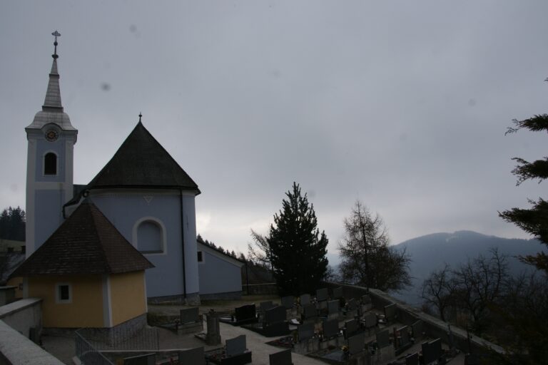 Odšla na pokopališče, lastni avto jo je povozil do smrti